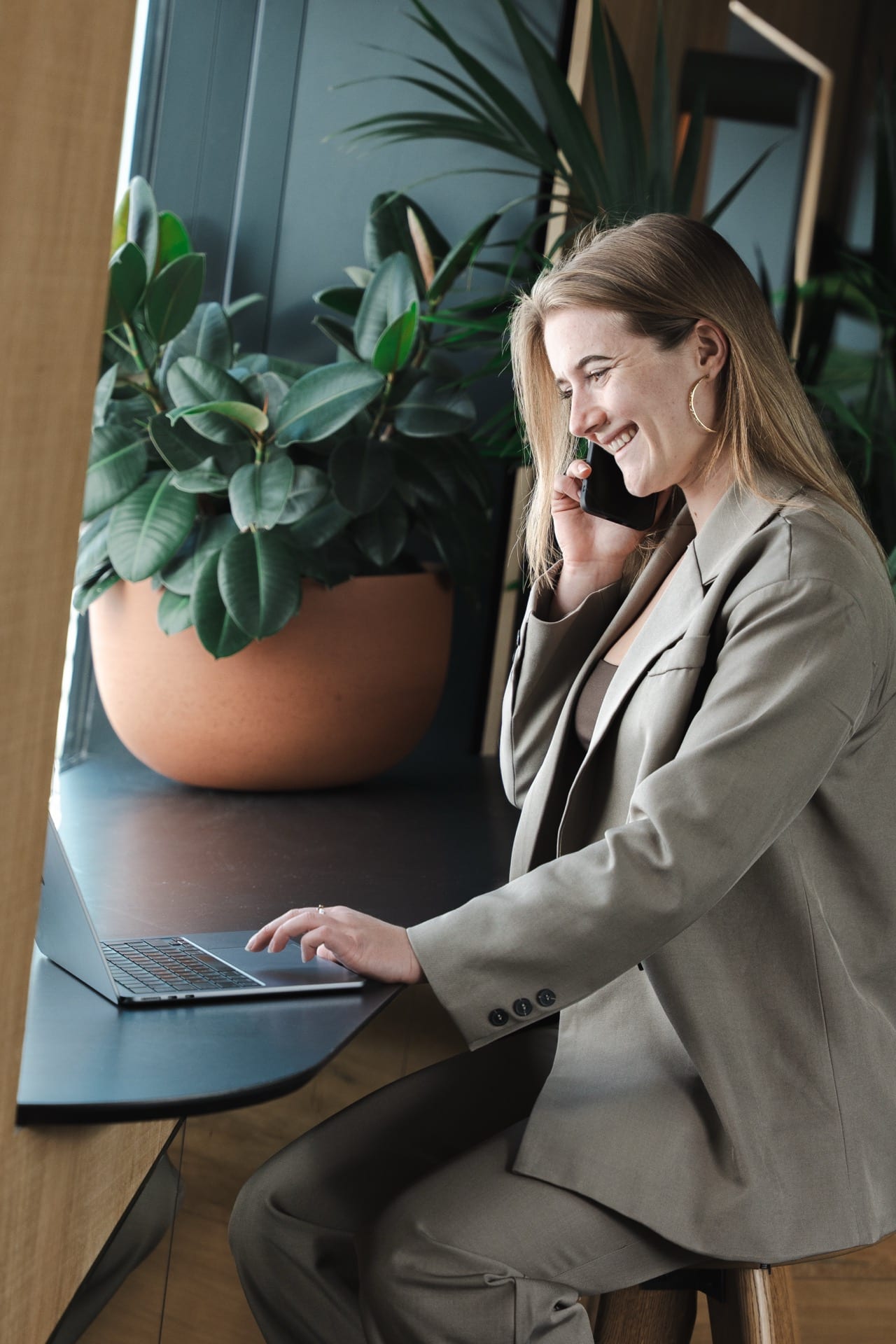 Iemand scrollt op de bank